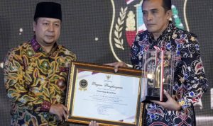 Kepala Diskominfotik Kota Blitar Hakim Sisworo (kanan) menerima penghargaan dari Komisioner Komisi Informasi Jawa Timur Yunus Mansur Yasin Raih Penghargaan PPID Informatif Jawa Timur, Pemkot Blitar Dinilai Inovatif dalam Keterbukaan Informasi