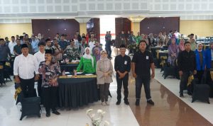 Ketua DPC PKB Kabupaten Blitar Rini Syahrifah (tengah) dan Sekretaris DPC M Rifai (batik) bersama peserta acara PKB Mendengar PKB Mendengar, Bukan Sekadar Acara: Rifai Sebut PKB Siap Tampung Aspirasi Berbagai Elemen Masyarakat