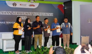 Peserta Pelatihan Sang Kapten 2025 didanai DBHCHT Disnaker Kabupaten Blitar saat menerima Sertifikat BNSP pada Kamis 20 11 2025 Disnaker Kabupaten Blitar: DBHCHT Bukan Hanya untuk Infrastruktur, Tapi Investasi SDM Unggul