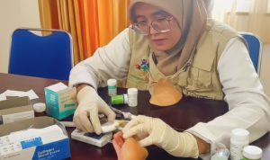 Petugas Dinkes Kabupaten Blitar saat melakukan pengecekan kolesterol darah dalam program cek kesehatan gratis Strip Tes Kolesterol & Asam Urat Dianggarkan DBHCHT, Masyarakat Blitar Bisa Cek Kesehatan Gratis di Puskesmas