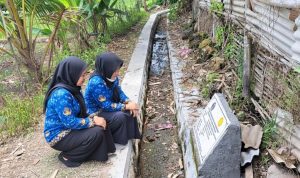 Petugas melihat hasil pembangunan irigasi di Kecamatan Selopuro Kabupaten Blitar yang didanai DBHCHT Tahun 2025 Petani Blitar Rasakan Manfaat DBHCHT: Akses Lahan Lebih Mudah, Air Irigasi Lebih Stabil