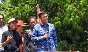 Wali Kota Blitar Mas Ibin naik di mobil bak terbuka pendemo ojek online untuk menyampaikan pesan jaga kerukunan Mas Ibin Tegaskan Permasalahan Ojek: Zona Merah Bukan Kebijakan Pemerintah, Ojol dan Opang Harus Rukun Layani Warga Blitar