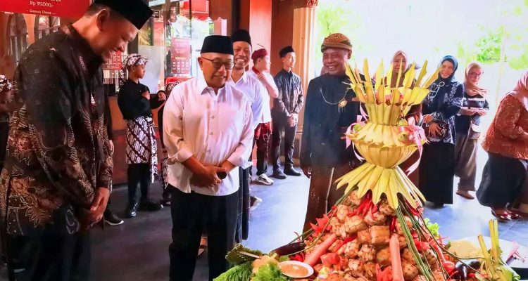 Bupati Rijanto Apresiasi Kirab Ketupat Coklat, Tradisi Unik Dongkrak Wisata Blitar