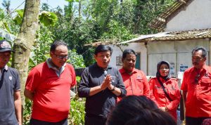 Datangi Rumah-rumah Warga Tertimpa Pohon, PDIP Kabupaten Blitar Ringankan Korban Puting Beliung di Sanankulon