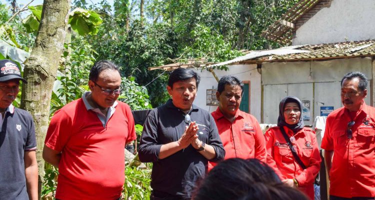 Datangi Rumah-rumah Warga Tertimpa Pohon, PDIP Kabupaten Blitar Ringankan Korban Puting Beliung di Sanankulon