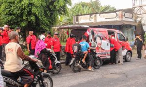 Ramadhan, PDIP Kabupaten Blitar Bagi Takjil Hingga di Pelosok