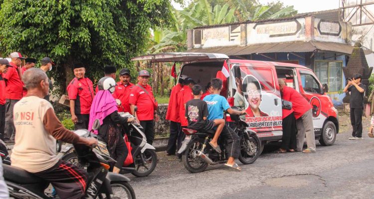 Ramadhan, PDIP Kabupaten Blitar Bagi Takjil Hingga di Pelosok