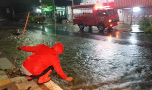 Hujan Deras Semalaman, Pemkot Blitar Gerak Cepat Cegah Genangan Temukan Drainase Tersumbat Sampah
