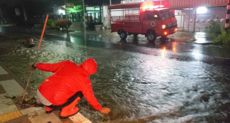 Hujan Deras Semalaman, Pemkot Blitar Gerak Cepat Cegah Genangan Temukan Drainase Tersumbat Sampah