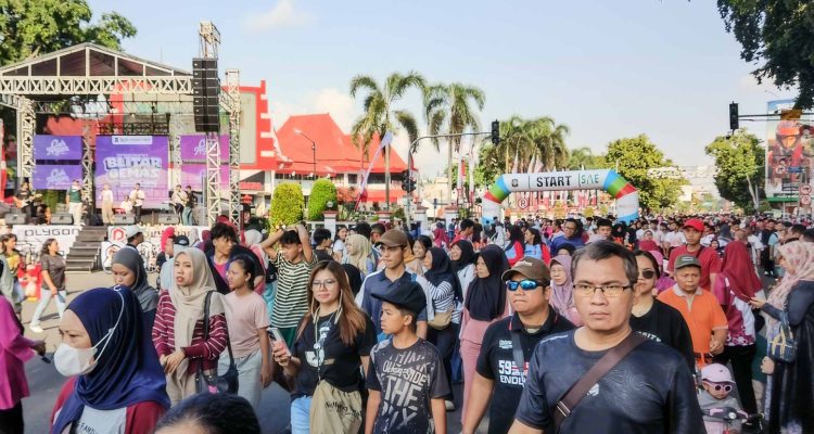 Jalan Merdeka Blitar Jadi Lautan Manusia, Puluhan Ribu Warga Padati CFD Spesial Hari Jadi Kota ke-120
