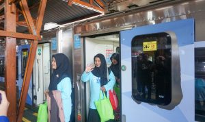 KAI Daop 7 Madiun Kenalkan Diskon Lansia 20 Persen, Ibu-Ibu Muslimat NU Diajak Rasakan Langsung Naik Kereta Kediri-Blitar