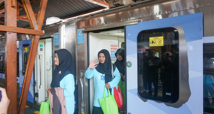 KAI Daop 7 Madiun Kenalkan Diskon Lansia 20 Persen, Ibu-Ibu Muslimat NU Diajak Rasakan Langsung Naik Kereta Kediri-Blitar