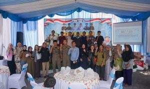 Satpol PP Kota Blitar bersama pedagang kaki lima yang mengikuti sosialisasi gempur rokok ilegal pada Selasa 23-6-2026 Satpol PP Kota Blitar Sosialisasikan Ciri Rokok Ilegal ke PKL, Dari Rokok Polos hingga Pita Cukai Bekas