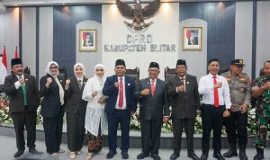 Hendik (kiri bupati) bersama Bupati Blitar Rijanto (tengah) dan Ketua DPRD Kabupaten Blitar Supriadi (kanan bupati) dan forkopimda usai rapat paripurna pengucapan janji anggota DPRD PAW Selasa 21-7-2026 DPRD Kabupaten Blitar Resmikan PAW Anggota Fraksi PDIP, Supriadi Tekankan Pentingnya Etika Anggota Dewan