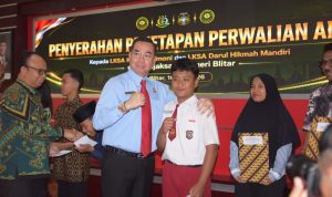 Kepala Kejaksaan Negeri Blitar Romulus Haholongan memberikan santunan pada anak yang baru saja ditetapkan perwaliannya yang difasilitasi Dinas Sosial Kota Blitar pada Kamis 16-7-2026 Pemkot Blitar Perkuat Sinergi Lintas Lembaga, Empat Anak Terlantar Kini Miliki Kepastian Hukum