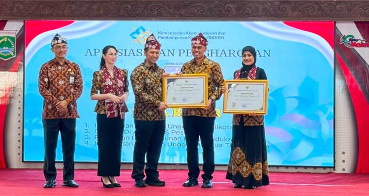 Mas Ibin Raih Apresiasi Kemendukbangga, Komitmen Bangun Keluarga Berkualitas Antar Kota Blitar Borong Lima Penghargaan
