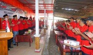Seluruh peserta Musran PDI Perjuangan Kabupaten Blitar di Kecamatan Doko kompak menyanyikan lagu kader militan Sabtu 1-8-2026 Tak Sekadar Bentuk Pengurus, Musran PDI Perjuangan Kabupaten Blitar Bangun Organisasi Lebih Tertata