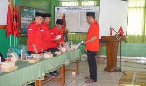 Wakabid Industri Perdagangan BUMN Investasi Koperasi dan UMKM DPC PDI Perjuangan Kabupaten Blitar Endik Susilo Stempel Partai Musyawarah Ranting Wonotirto Minggu 8 Agustus 2026