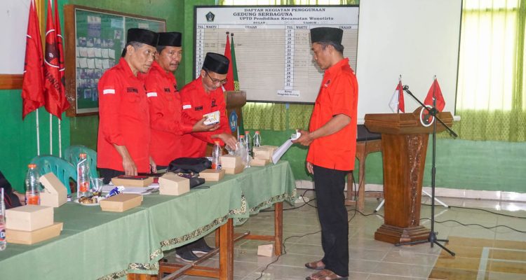 Wakabid Industri Perdagangan BUMN Investasi Koperasi dan UMKM DPC PDI Perjuangan Kabupaten Blitar Endik Susilo Stempel Partai Musyawarah Ranting Wonotirto Minggu 8 Agustus 2026