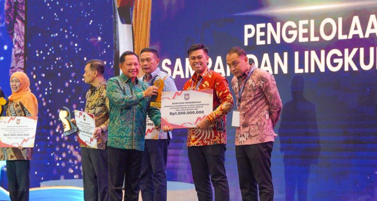 Lingkungan Hidup dan Pendidikan Kota Blitar Diakui Nasional, Mas Ibin Terima Penghargaan dari Mendagri