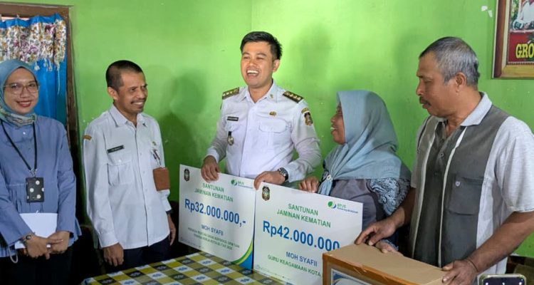 Dari Guru Ngaji hingga Marbot, Mas Ibin Datangi Rumah Pekerja Rentan Penerima Santunan BPJS Kota Blitar