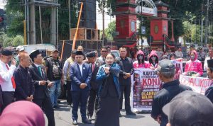Dua Jabatan, Satu Aksi: Wakil Wali Kota Blitar Demo Kantornya Sendiri, Etika Jadi Sorotan