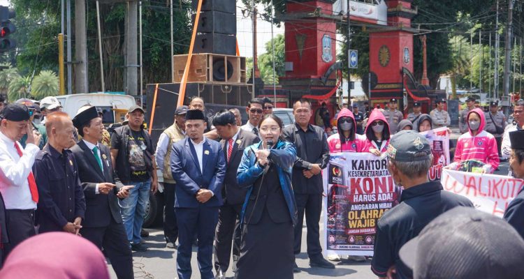 Dua Jabatan, Satu Aksi: Wakil Wali Kota Blitar Demo Kantornya Sendiri, Etika Jadi Sorotan