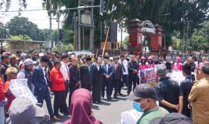 Demo menuntut pencairan hibah KONI di dengan Kantor Pemkot Blitar dengan Elim Tyu Samba memberikan orasinya Senin 7-9-2026 Demo KONI di Kota Blitar, Pemkot Tegaskan Tak Menghalangi Hibah: Legalitas Pengurus Jadi Kunci