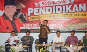 Guntur Wahono menyapa petani yang hadir di kegiatan Sowan Anggota DPRD Jawa Timur Rabu 23-9-2026 Petani Menua, Guntur Wahono Dorong Modernisasi Pertanian Blitar agar Anak Muda Mau Turun ke Sawah