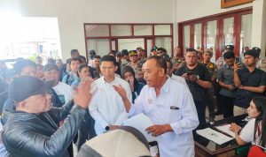 Ketua Cabor Percasi M Trijanto (jaket hitam) adu mulut dengan panitia Musyorkot KONI Kota Blitar di depan penyelenggaraan acara di Balai Kusuma Wicitra Selasa 22-9-2026 Anomali Pelaksanaan Musorkotlub KONI Kota Blitar, Tiga Cabor Sempat Tak Boleh Masuk Forum