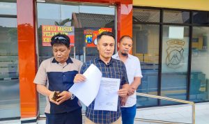 Koordinator GMB Mariono Setyo Budi menunjukkan berkas materi laporan terhadap Demo KONI yang libatkan anak-anak ke SPKT Polres Blitar Kota Selasa 15-9-2026 Bawa Atlet Anak saat Demo KONI, Wawali Blitar Elim Dilaporkan ke Polisi