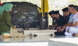 Tampak dari paling dekat dengan batu nisal pualam Bung Karno Pangdam V Brawijaya, Wagub Jatim Emil Dardak dan Walikota Blitar Mas Ibin ziarah bersama HUT TNI ke-81 Ziarah Pangdam ke MBK, Mas Ibin: Teguhkan Akar Sejarah TNI dari Bung Karno