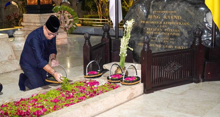 Nyekar Malam di Makam Bung Karno, Romy Soekarno Dukung Kebijakan Pemkot Blitar MBK Buka 24 Jam