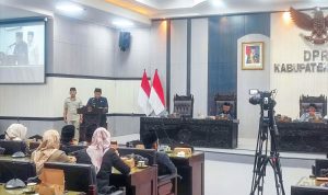 Wabup Beky membacakan jawaban bupati atas pandangan umum fraksi-fraksi DPRD Kabupaten Blitar Pemkab Blitar Sambut Baik Masukan Fraksi-Fraksi untuk Sempurnakan RPJMD 2025–2029