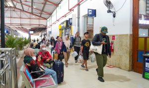 Warga lalu lalang di hari libur di stasiun KAI daop 7 madiun 2025 KAI Daop 7 Madiun Tambah Kereta, Antisipasi Lonjakan Long Weekend Kenaikan Isa dan Idul Adha 2025