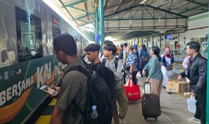 potret warga saat menggunakan kereta api di musim libur waisyak 2025 KA Ekonomi Blitar–Bandung Kini Subsidi PSO, Tarif Mulai 80K