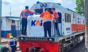 railfans blitar cuci lokomotif Railfans Cuci Kereta Api, Hormat Pahlawan Transportasi