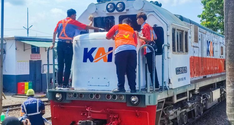 Railfans Cuci Kereta Api, Hormat Pahlawan Transportasi