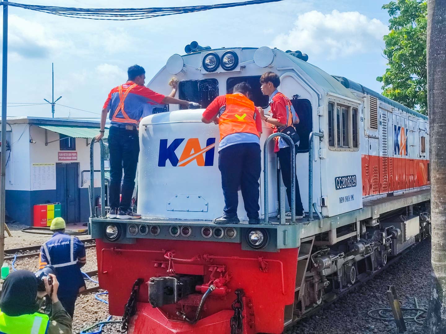 Railfans Cuci Kereta Api, Hormat Pahlawan Transportasi