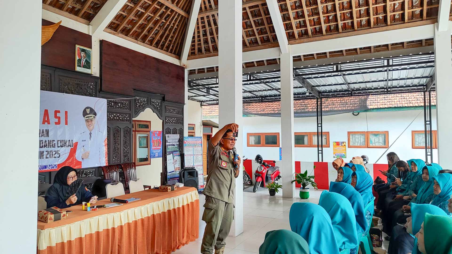 Satpol PP Blitar Ajak Gempur Rokok Ilegal Lewat Sosialisasi DBHCHT Bersama Ibu-ibu