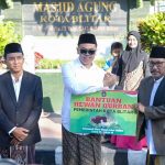 Serahkan Hewan Kurban di Masjid Agung, Mas Ibin Nyatakan Kualitas Peternakan Blitar Luar Biasa