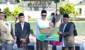 Serahkan Hewan Kurban di Masjid Agung, Mas Ibin Nyatakan Kualitas Peternakan Blitar Luar Biasa