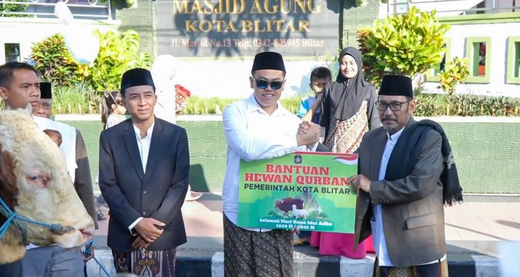 Serahkan Hewan Kurban di Masjid Agung, Mas Ibin Nyatakan Kualitas Peternakan Blitar Luar Biasa
