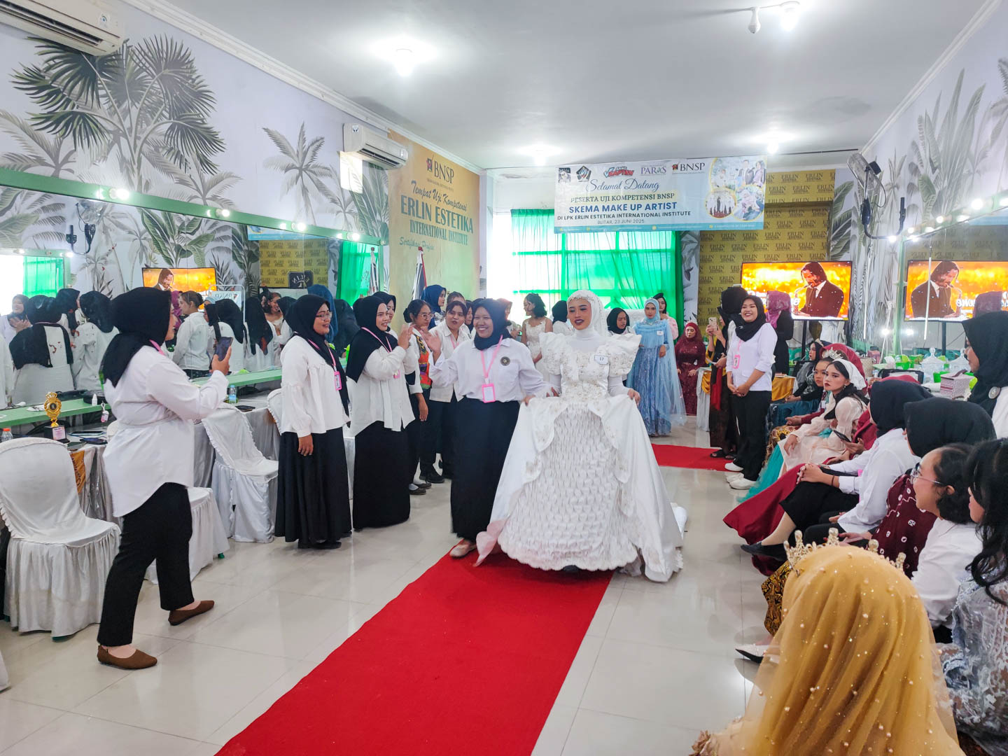 20 Peserta Lulus Pelatihan MUA Disnaker Blitar Didanai DBHCHT, Plus Sertifikasi BNSP untuk Daya Saing Lebih Peserta MUA Dinsnaker Kabupaten Blitar Unjuk Keahlian