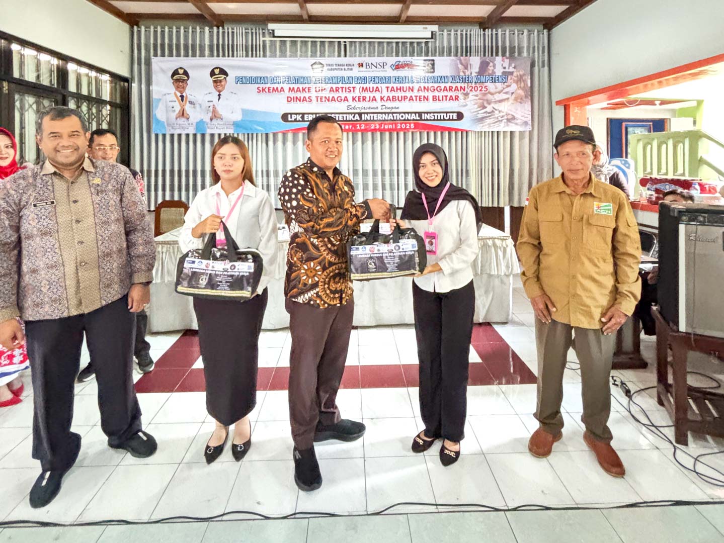 Disnaker Kabupaten Blitar Buat Pelatihan Make Up Artist Siap Kerja dan Bersertifikat Berkat DBHCHT Pelatihan MUA Disnaker Kabupaten Blitar DBHCHT 2025