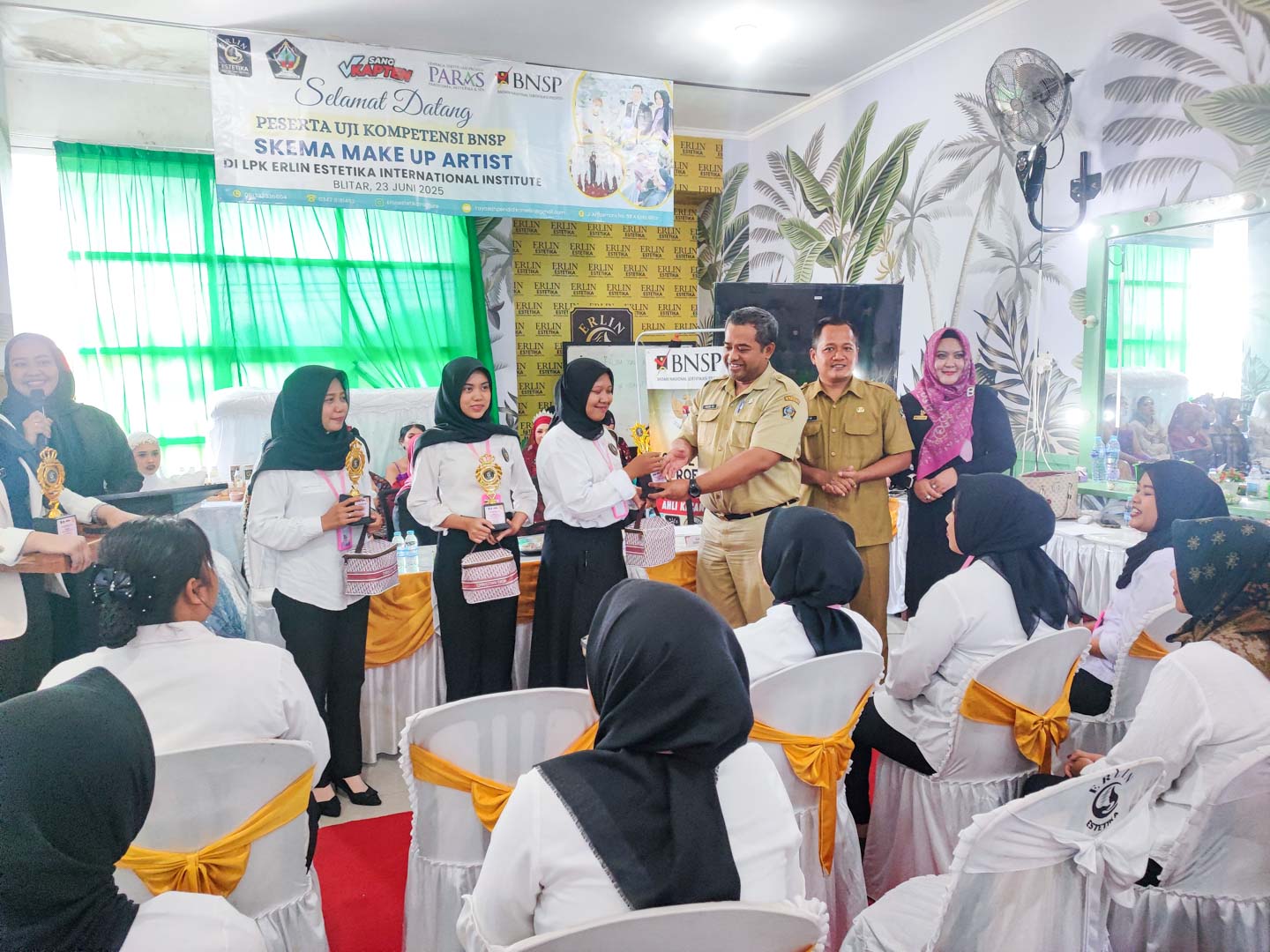 20 Peserta Lulus Pelatihan MUA Disnaker Blitar Didanai DBHCHT, Plus Sertifikasi BNSP untuk Daya Saing Lebih