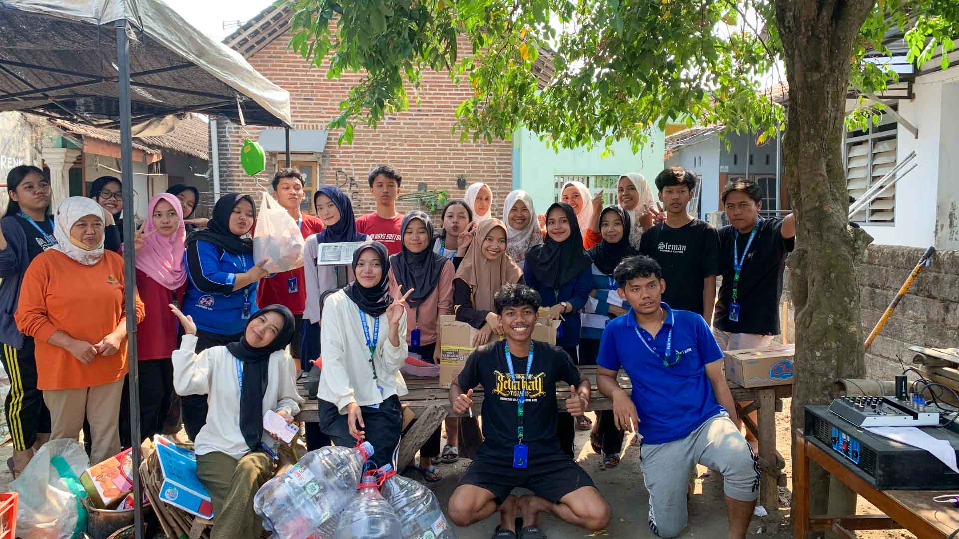 Bersih-Bersih Lingkungan, Mahasiswa KKN Unisba Blitar Ajarkan Sampah Bernilai Jual