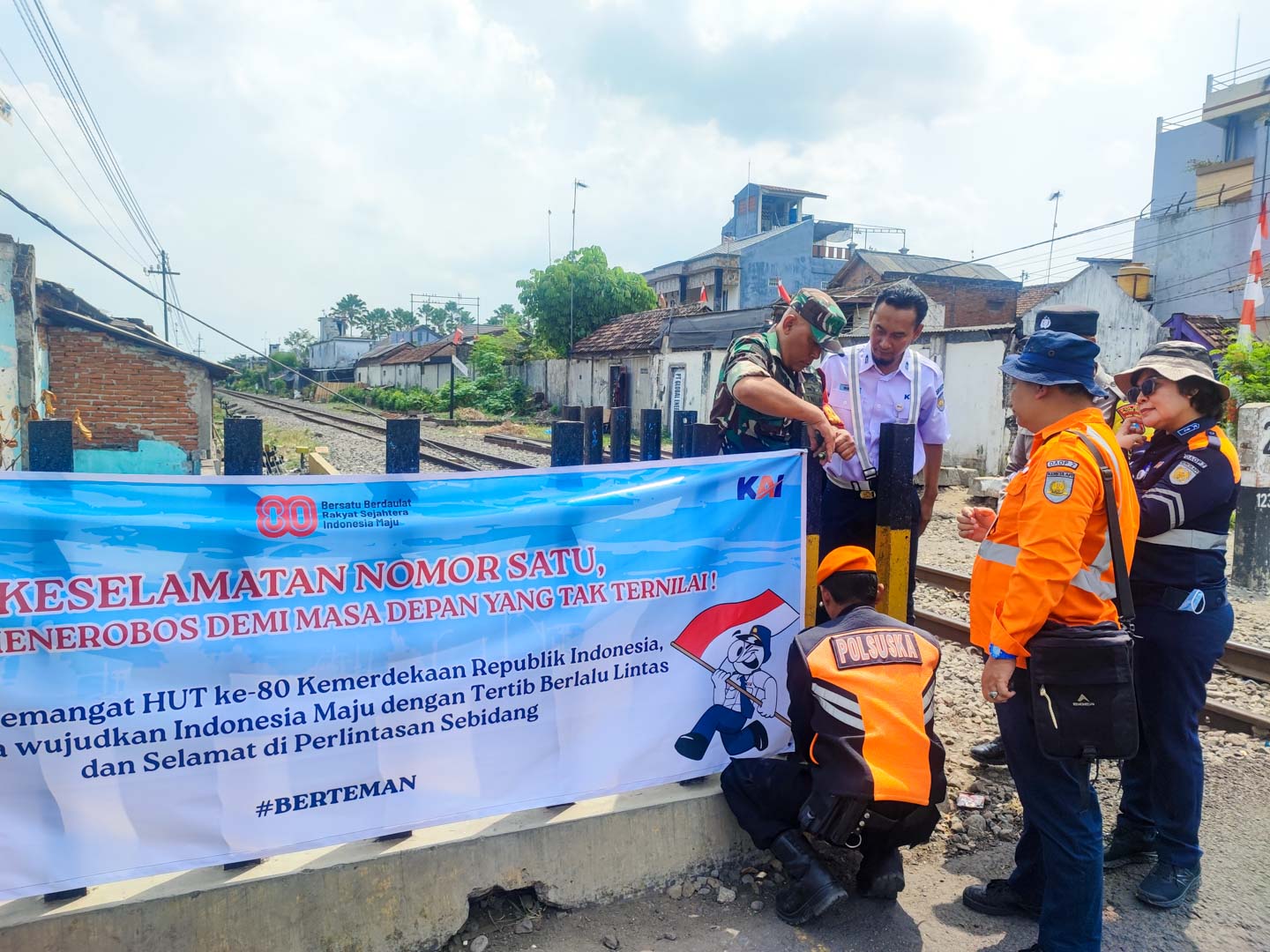 Sosialisasi Keselamatan Perlintasan Sebidang, PT KAI Daop 7 Gandeng TNI Polri dan Railfans Pasang Banner di 80 Titik
