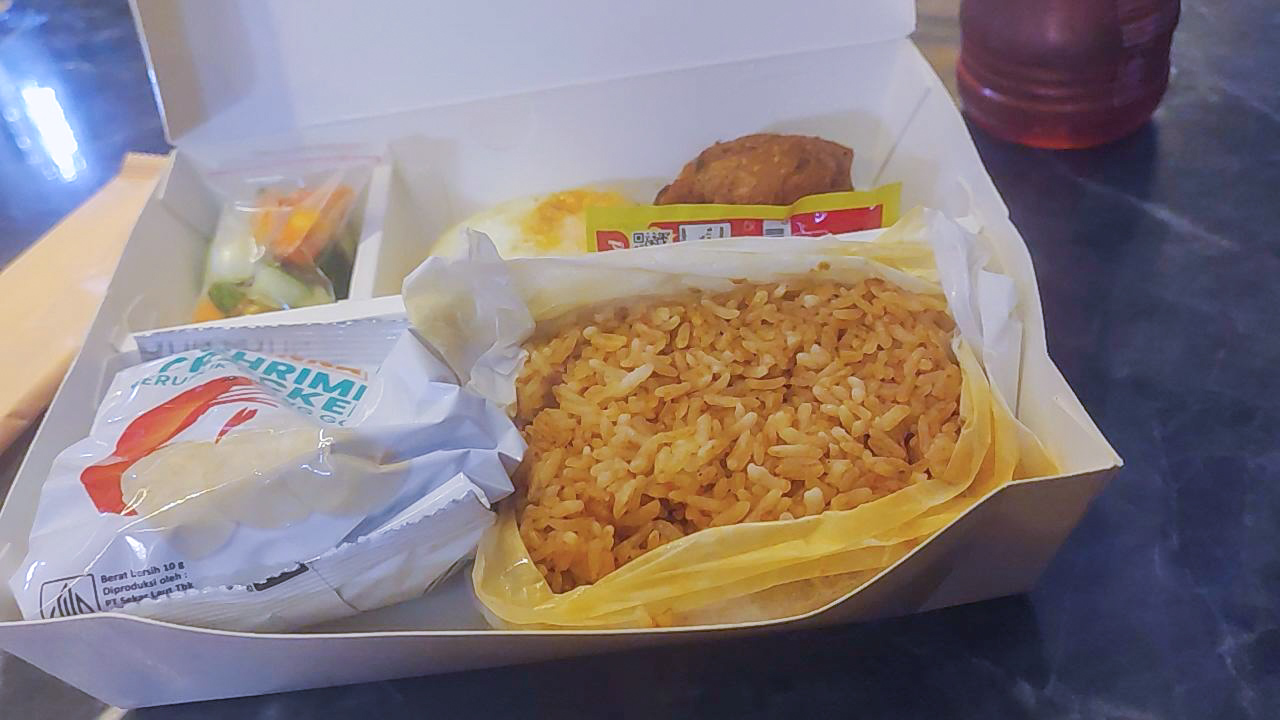 Review Naik Kereta Api Kertanegara Blitar–Purwokerto, Seberapa Nyaman? Nasi Goreng Parahyangan KA Kertanegara