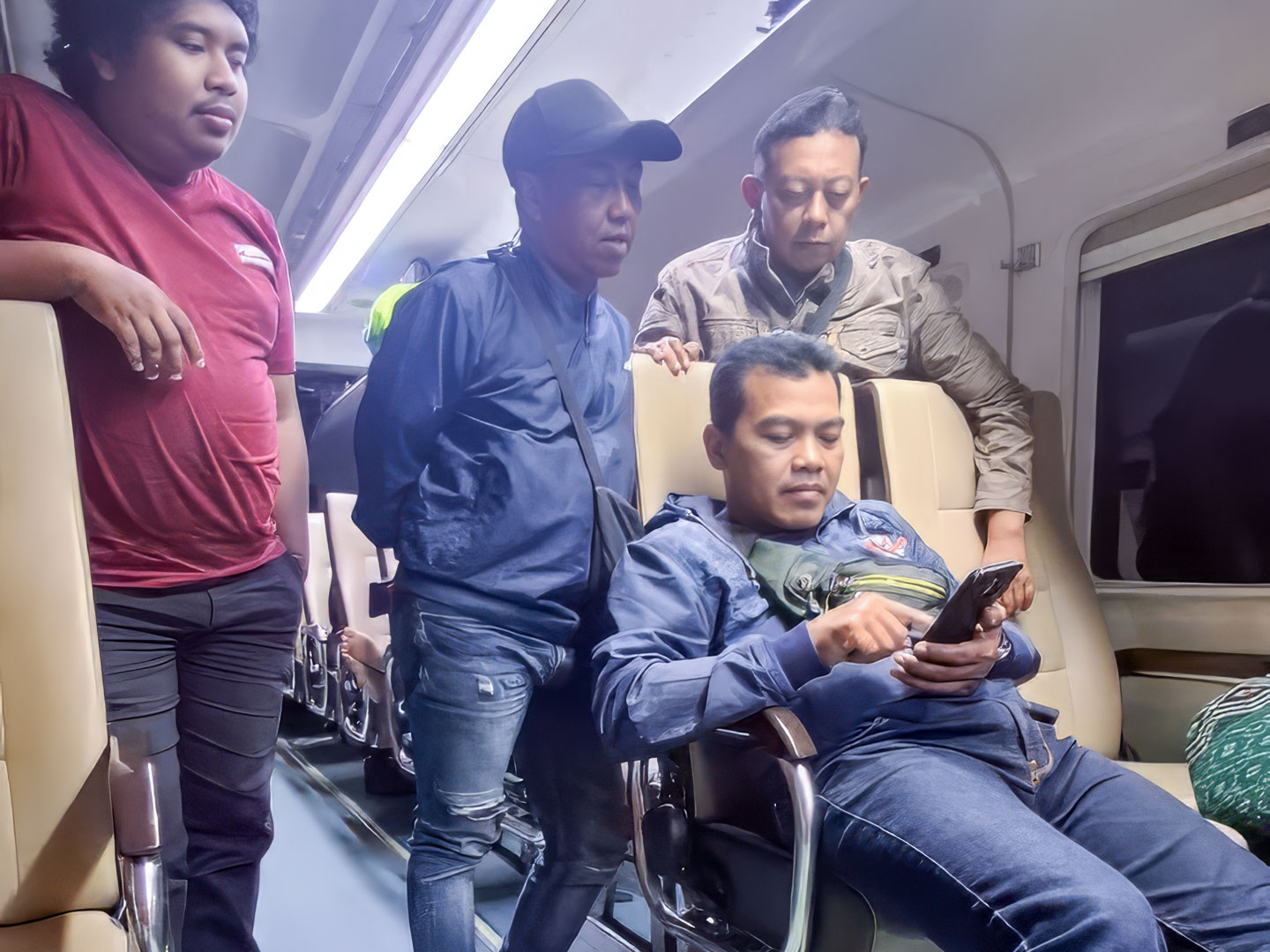 Review Naik Kereta Api Kertanegara Blitar–Purwokerto, Seberapa Nyaman? Kabin KA Kertanegara Luas mudah bercengkrama antar penumpang